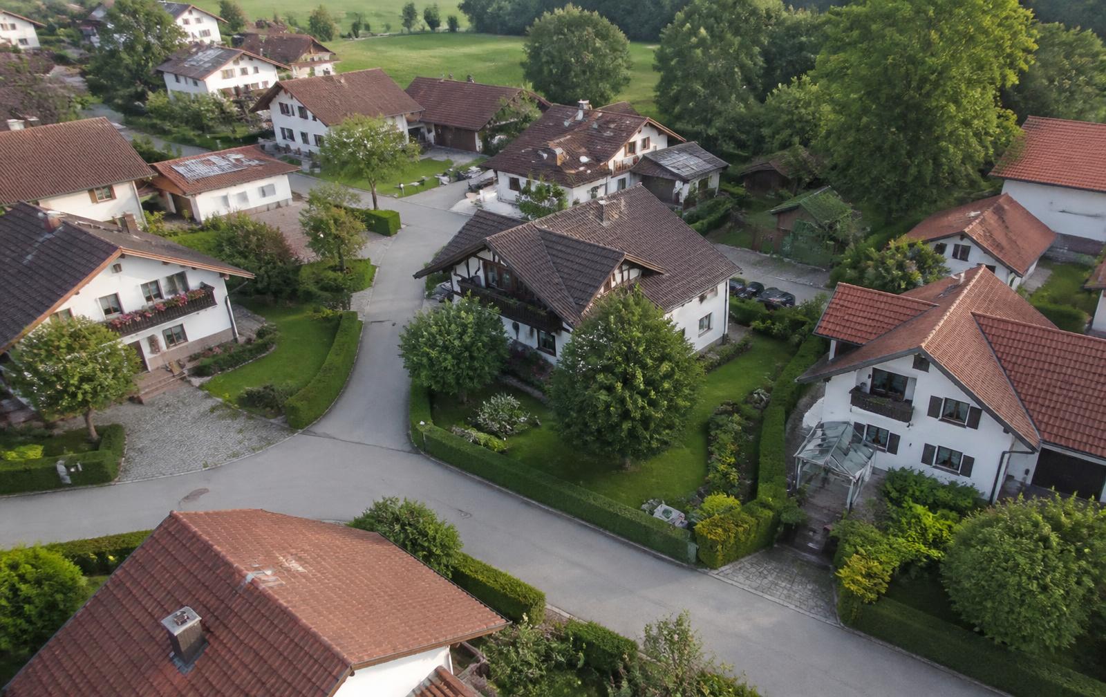 Luftbild eines Wohngebiets mit gepflegten Gärten in der Region Ingolstadt